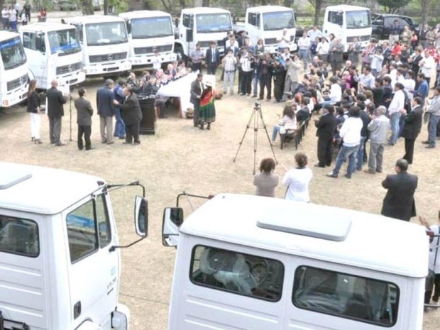 Entregaron camiones y camionetas a comunas